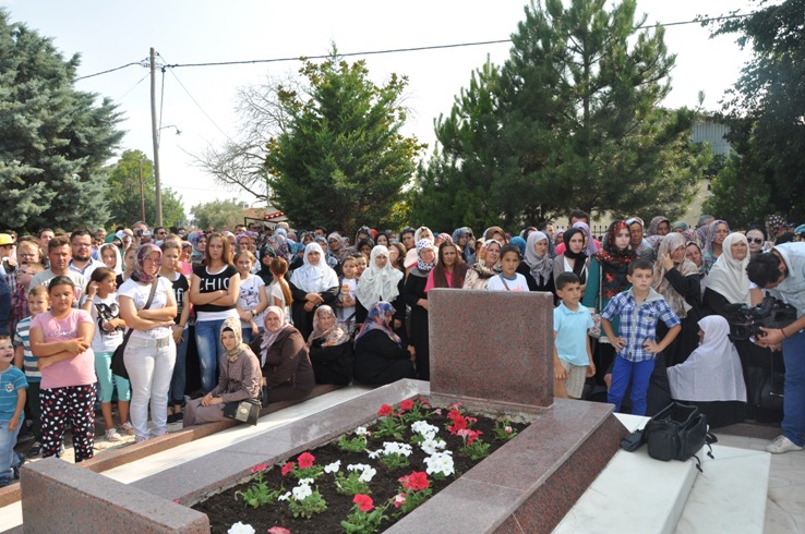 Dr. Sadık Ahmet kabri başında anıldı